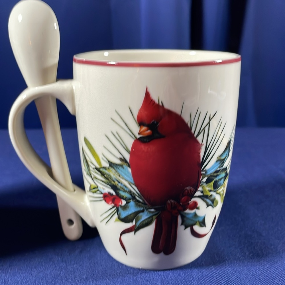 Two Lenox Winter Greetings Cardinal decorated mugs with spoons - Picture 5 of 10